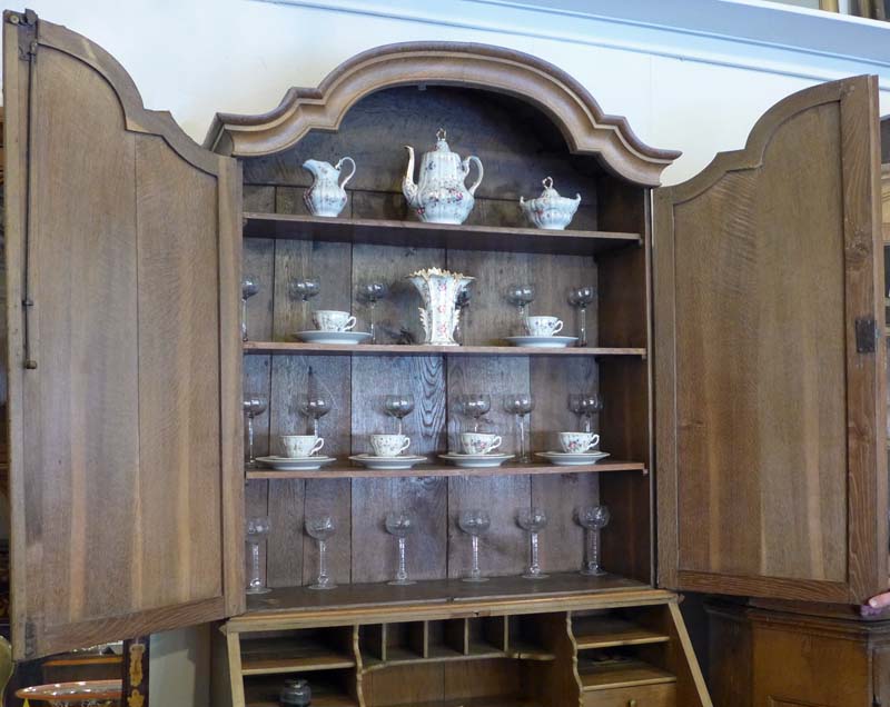 Barock-Sekretär mit Aufsatzschrank